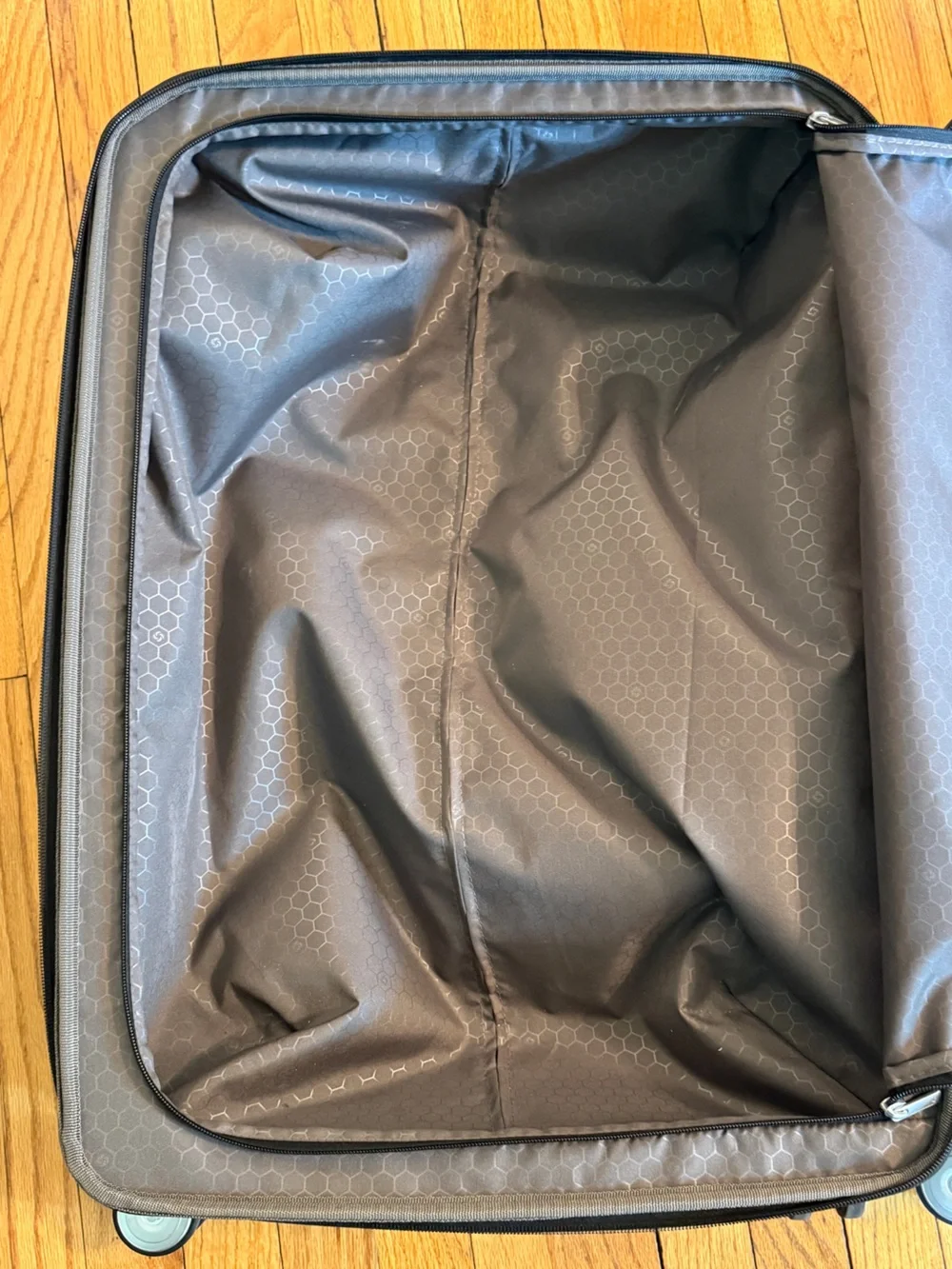 Samsonite Black Freeform Medium Check-in Hardside Spinner